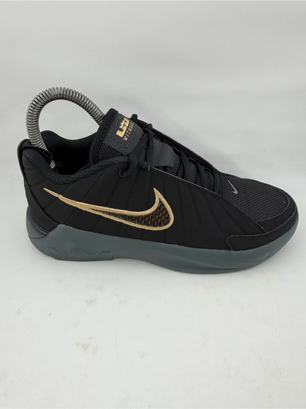 Nike Kid’s LeBron Witness 9 GS -SZ 3 Y- Black Gold Basketball Shoes Sneaker